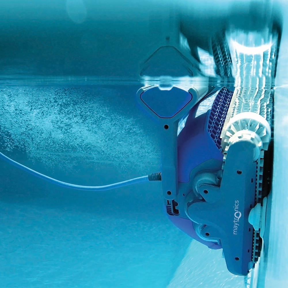 ProductLifestyle_Dolphin_M400_UnderWater_1000x1000